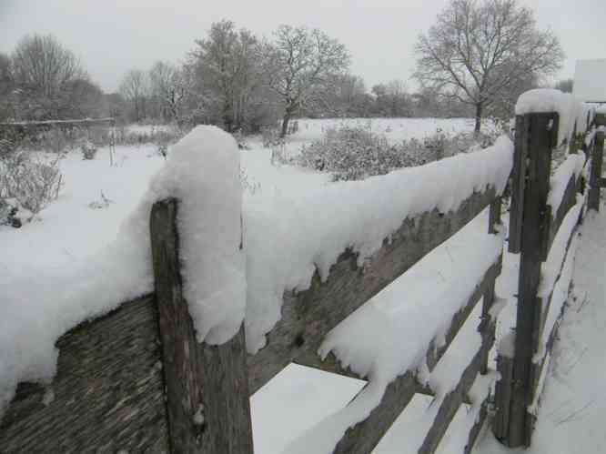 Schnee auf den Toren und Zäunen des Parks