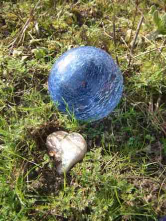 Garten-Deko, blaue Kugel und Herz.