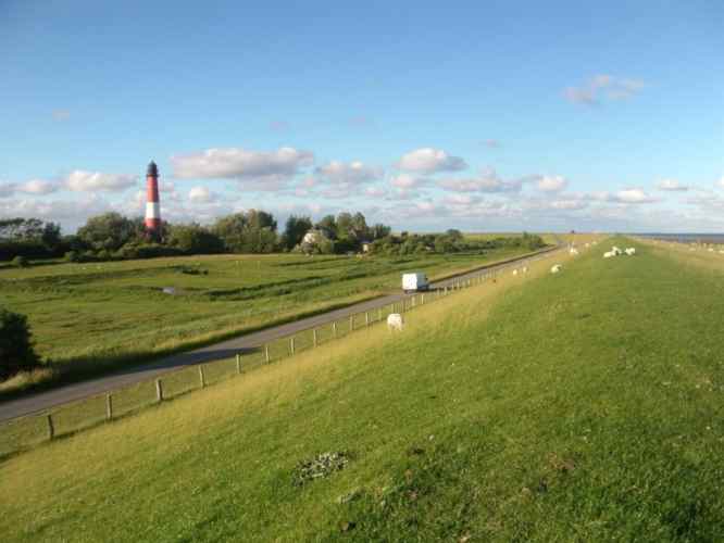 Blick ins Binnenland mit Leuchtturm.