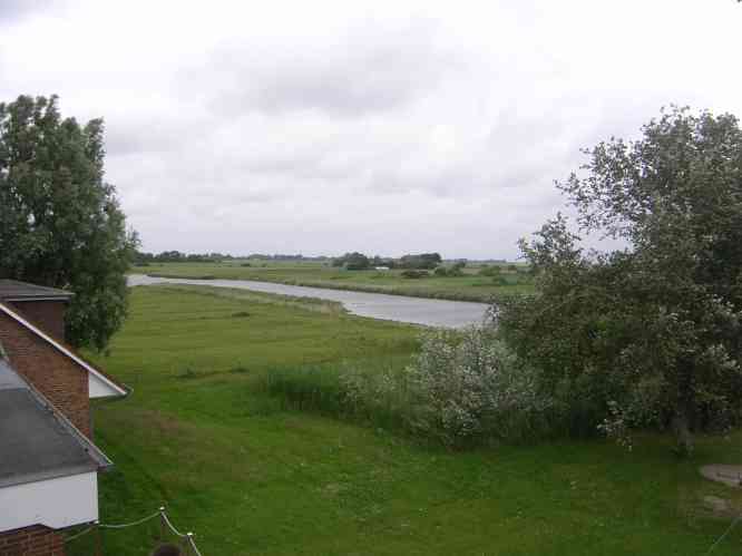 Wiesen und Wasser im Binnenland.