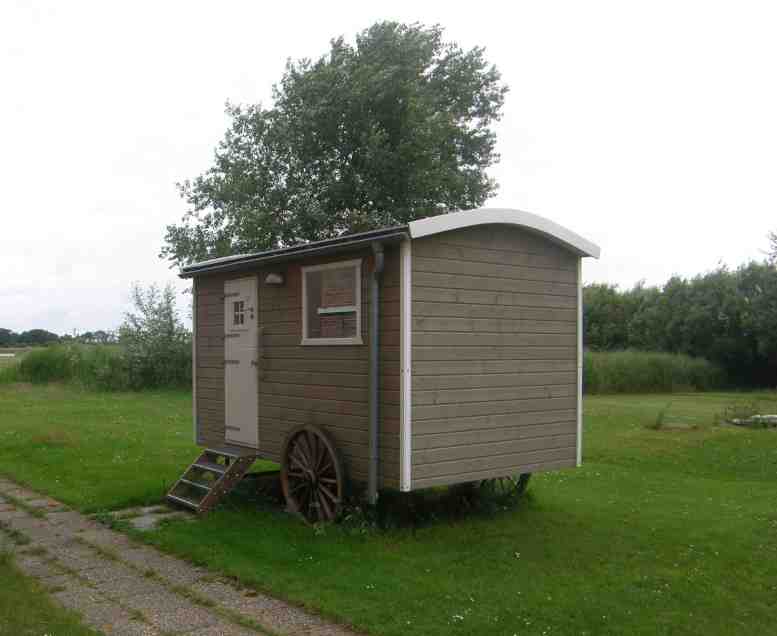 Schäfer-Wagen auf Rasenfläche am Hotel.