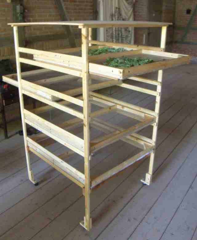 Trockengestell aus Holz mit vier Laden.