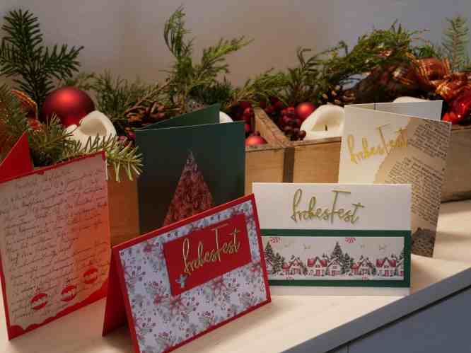 Rote und gescmückte Postkarten gebastelt.