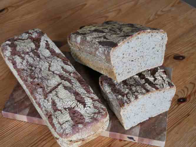 Selbstgebackenes Sauerteigbrot.