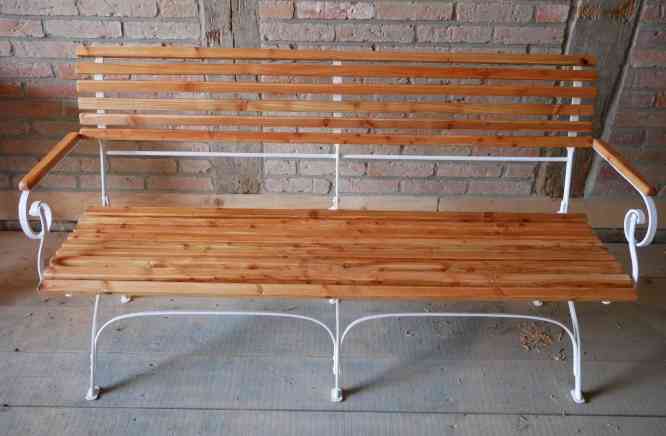 Restaurierte Gartenbank.