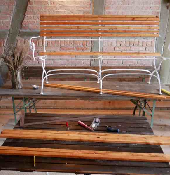 Monatage der neuen Lärche auf Metalluntergestell.