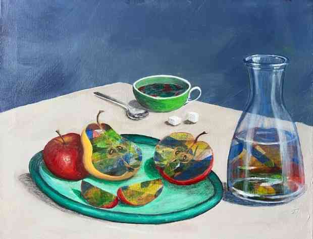 Andreas Schlapkohl – Stillleben, Apfel, Birne, aufgeschnitten auf grünem Teller, danben ein Glasgefäß mit Getränk, Hintergrund eine Tasse mit zwei Zuckerwürfel und Löffel davor.