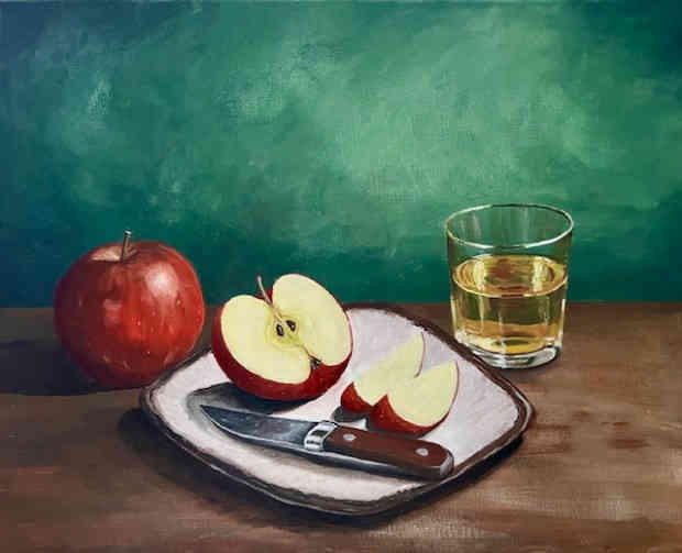 Andreas Schlapkohl – Stillleben, zwei Äpfel, einer aufgeschnitten in einer Schale mit einem Messer, danben ein Glas mit Getränk.