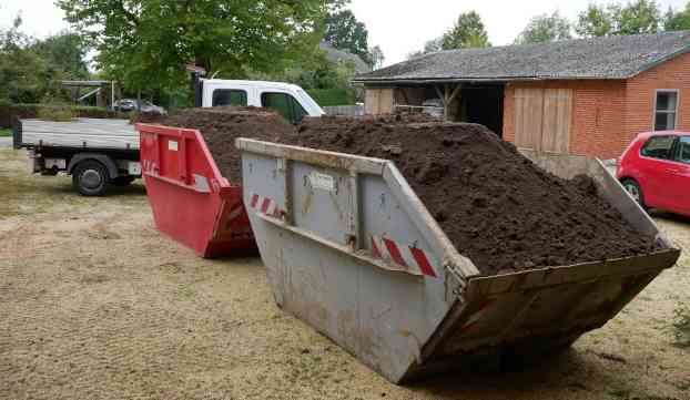 Zwei große Container gefüllt mit Erde.