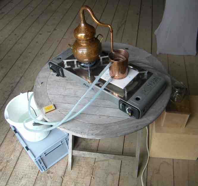 Destillation via Kupferkessel auf kleiner Herdplatte.