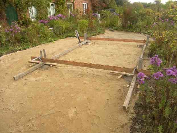 Fläche mit Unterbau, Holzkonstruktion für Fixierung der betonierten H-Anker.