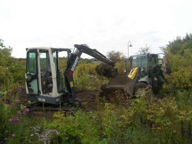 Bagger und Radlader beim Ausschachten der Fläche.