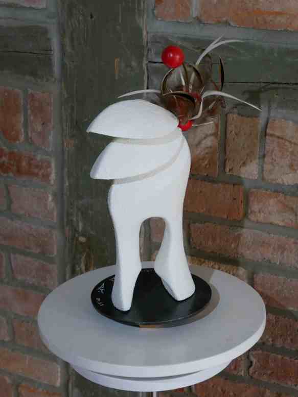 Weiße kleinere abstrakte Figur.