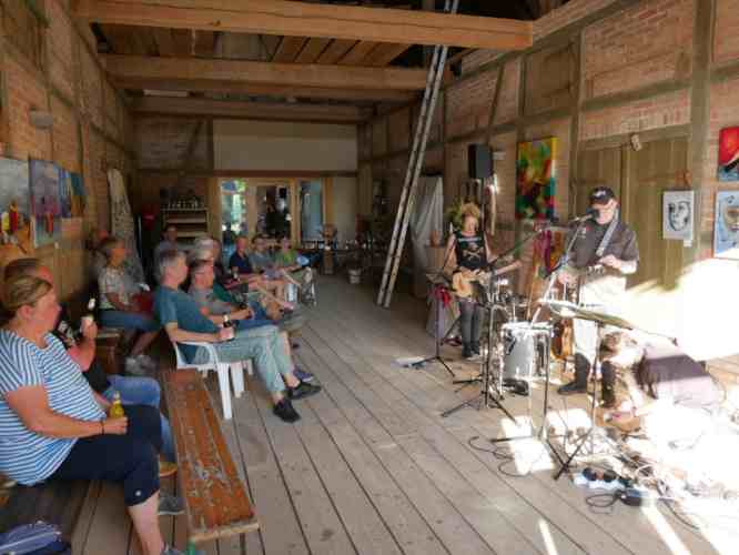 Band Leroys spielt vor Publikum.