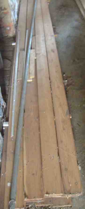 etwas krumme, gebogene Nut-Feder-Lärchenbretter.