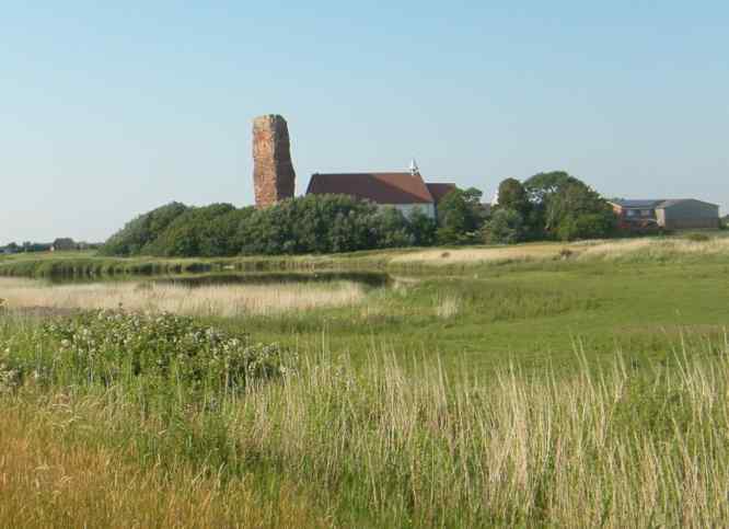 Alte Kirche und neue Kirche aus der Ferne gesehen.