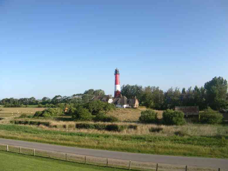 Leuchtturm und Felder auf Pellworm.