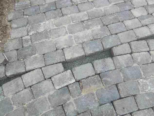 Ungleichmäßige längliche Lücke im Pflaster..
