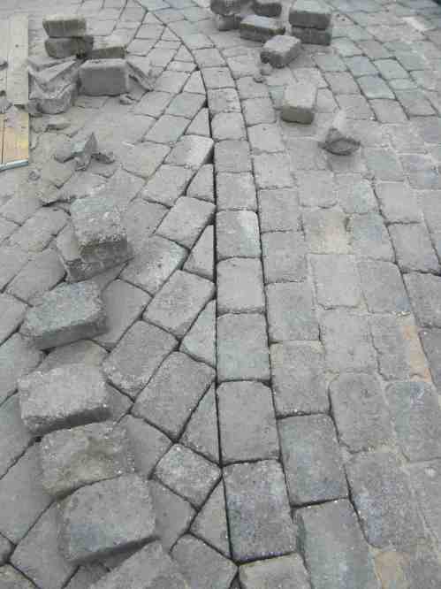 Verfüllte Dreiecke im Pflaster mit Zuschnitt-Steinen.