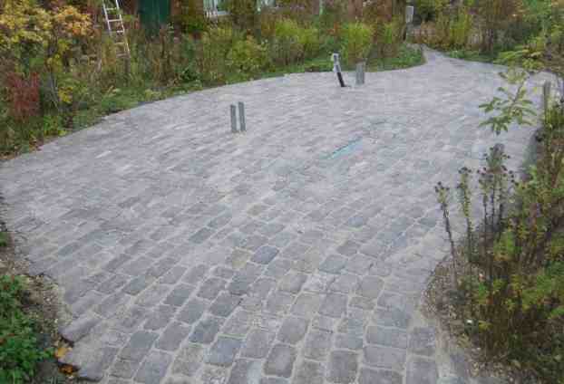 Pflasterfläche in rötlich-grau mit H-Ankern.