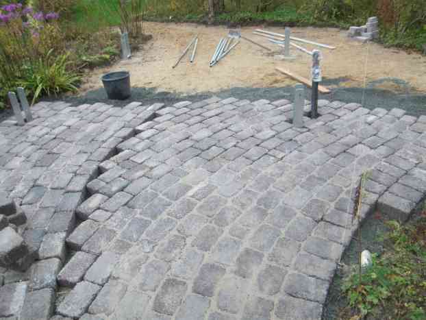 Pflasterfläche mit umpflasterte H-Anker und noch offene Fläche.