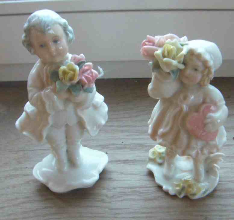 Porzellanfiguren, ein Mann und eine junge Frau mit Rosensträußen.