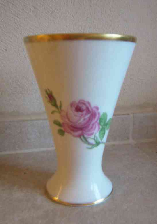 Schlanke kleine Porzellanvase mit Rosenmotiv und Goldrand.