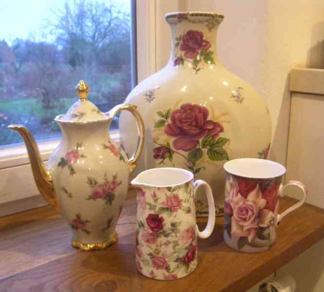 Kanne, große flache Vase, Becher mit unterschiedlichen Rosenmotiven.