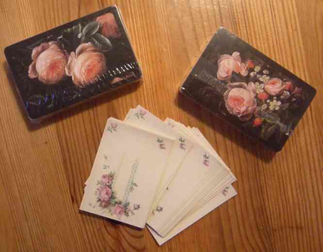 Zwei Kartenspiele und Dekorationskärtchen mit Rosenmotiven.