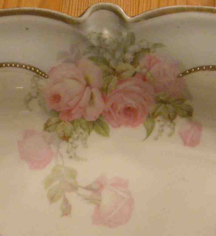 Nahaufnahme von rosa Rosenblüten auf einer Schale.