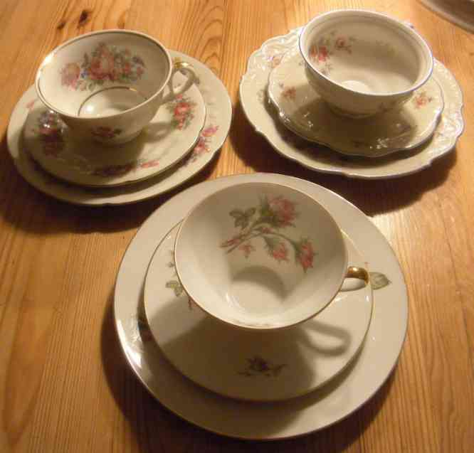 Unterschiedliche, filigrane Sammeltassen mit Rosenmotiven.