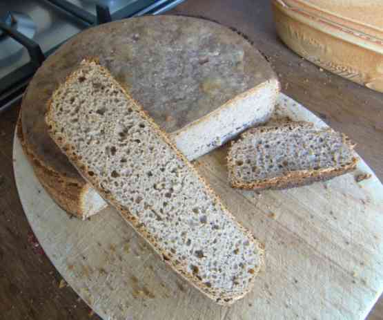 Rundbrot aufgeschnitten mit zwei Scheiben.
